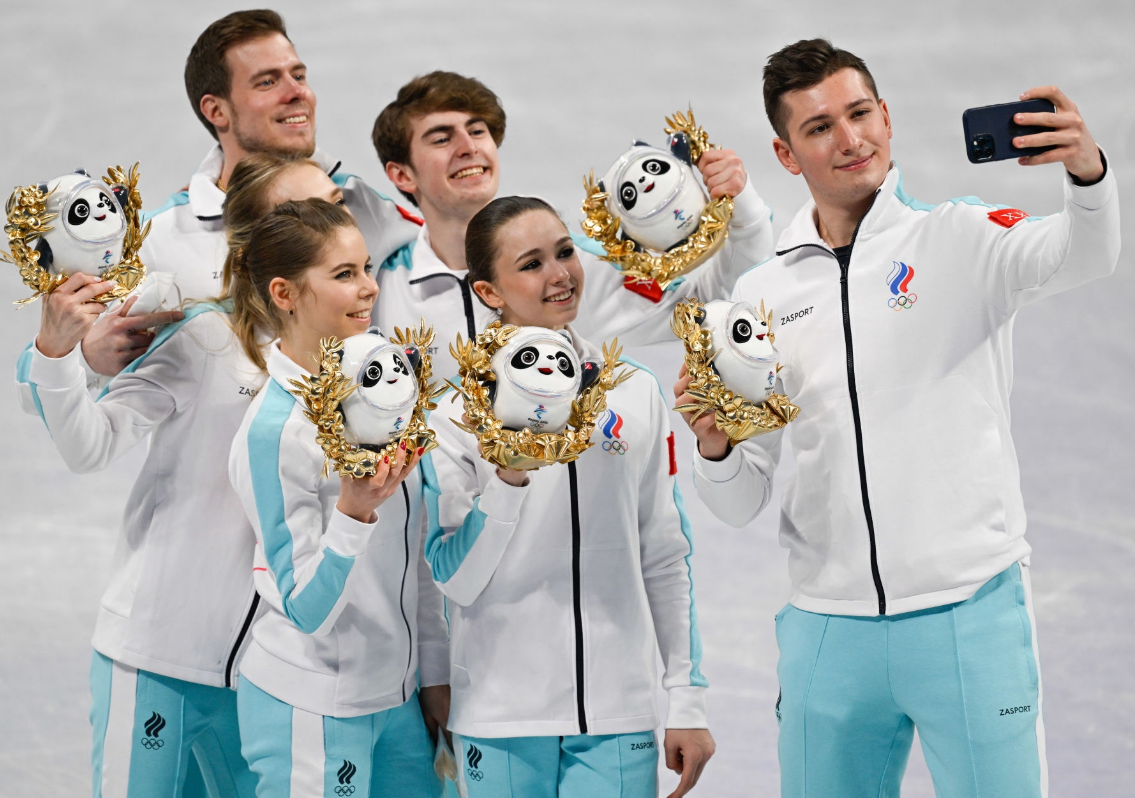 Победители на олимпийских играх получали в награду. Российские фигуристы на Олимпиаде в Пекине 2022. Российские фигуристы на Олимпийских игр 2022. Фигуристки России на Олимпиаде 2022. Награждение фигуристов Пекин 2022.
