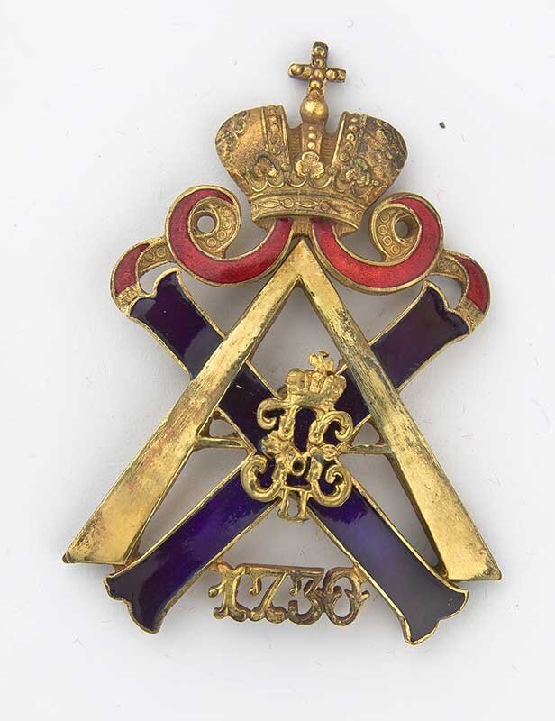Нагрудный знак Л.-гв. Измайловского полка для офицеров. Начало XX в. Латунь, золочение, эмаль. Высота 5 см. Из коллекции В. А. Понсова