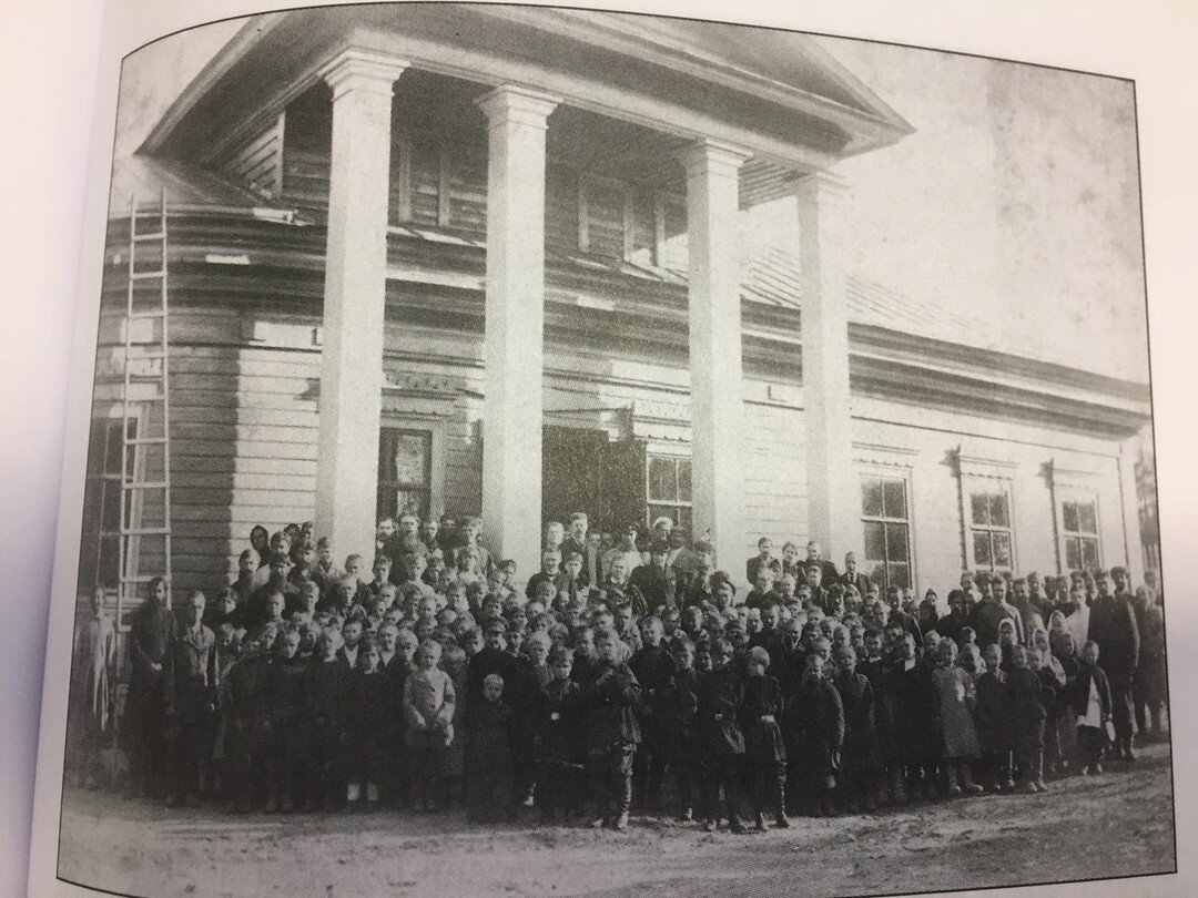 М.К. и В.Н. Тенишевы, гости, учителя и ученики перед зданием сельскохозяйственной школы во Флёнове. Из частного собрания.