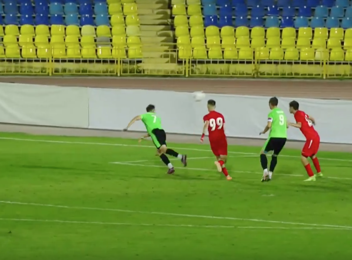 Дмитрий Чамжаев (слева) забивает победный гол в матче 1/256 финала Кубка России. Скриншот с видео "Матч ТВ"