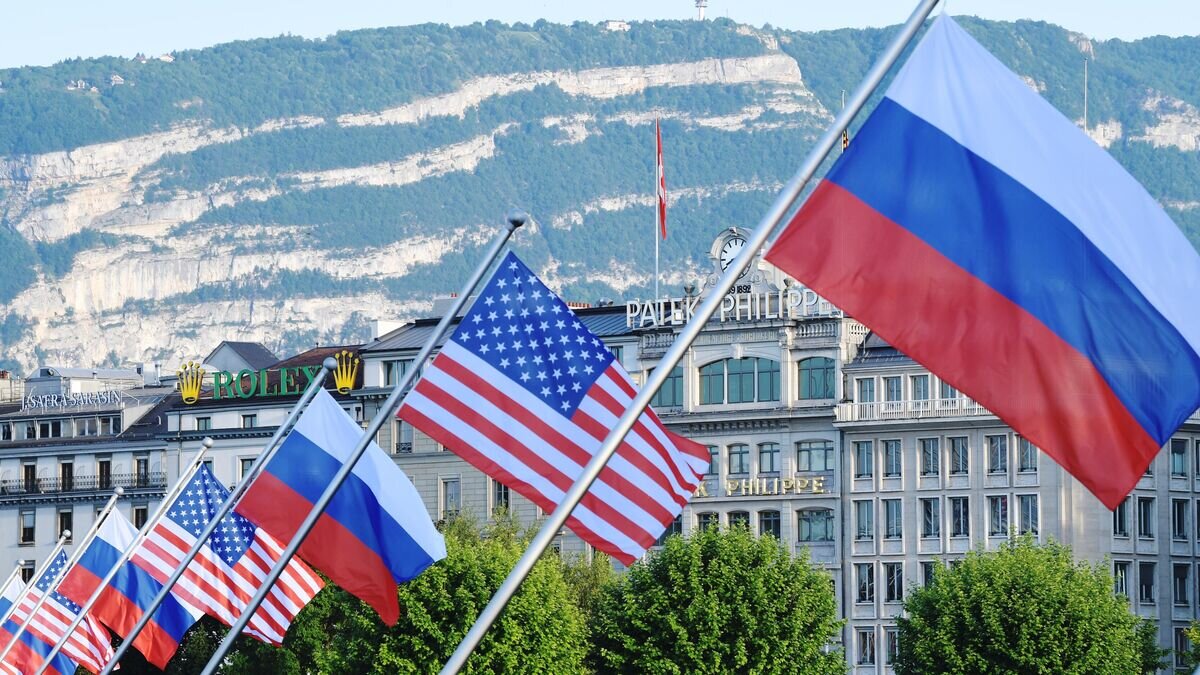    Флаги России и США на мосту Монблан в Женеве, вывешенные в преддверии саммита президента России Владимира Путина и президента США Джо Байдена© РИА Новости / Сергей Гунеев