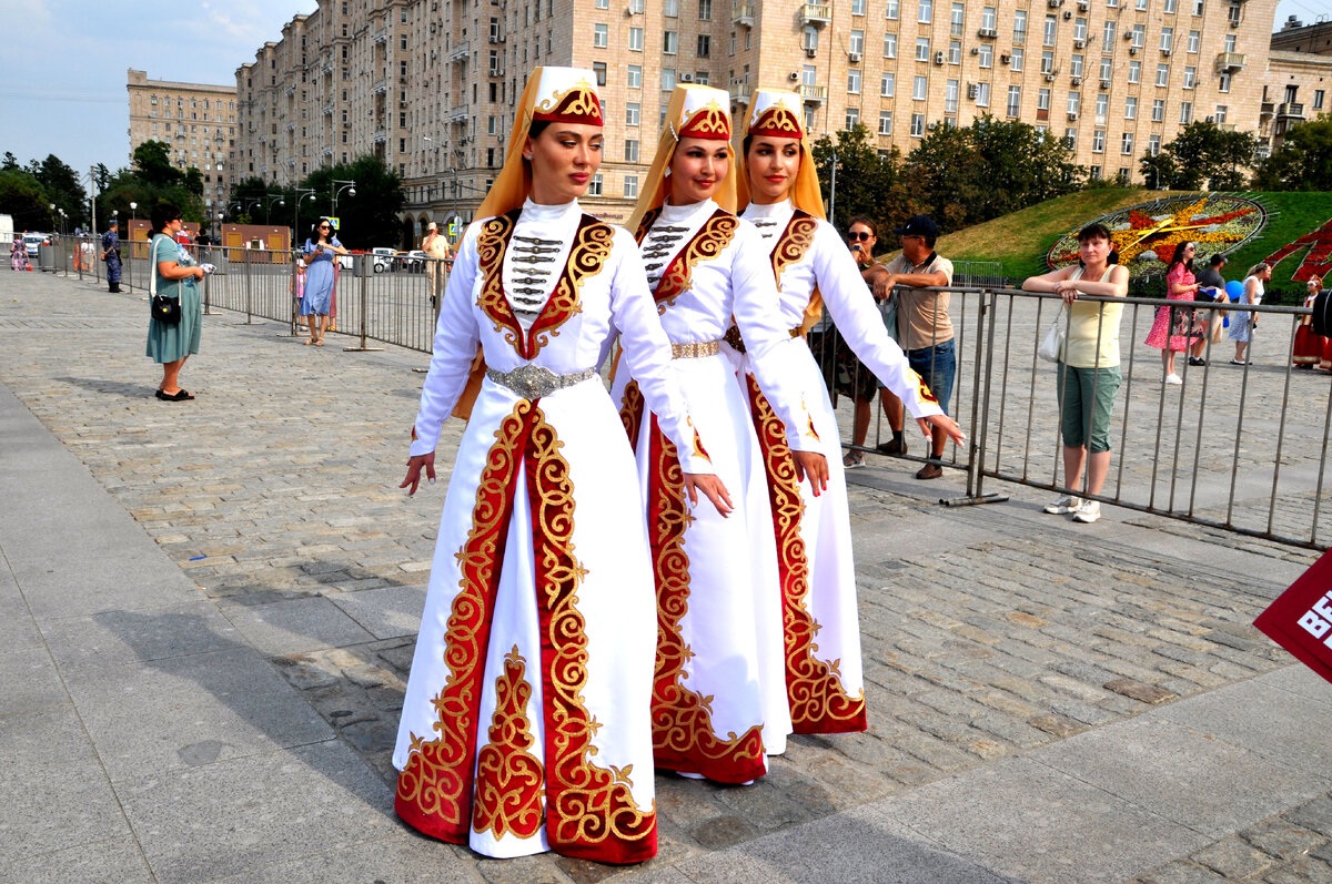 Работа в москве народ. Москва народ. Народ в Москве 2008. Нации Москвы. Национальности Москвы.