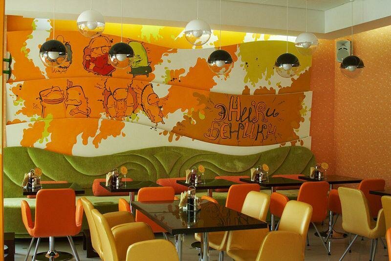 Новороссийск куда сходить где покушать Анапы до Новороссийска на машине ехать 1-1,5 часа, но это того стоит. Тир "Стрелков" в Новороссийске Первое, что надо посетить это тир "Стрелков"- это единственный тир, в стране. где можно пострелять из охоложенного оружие (советую самозарядный карабин Самсонова как снайперка ) так же там можно купить охоложенное оружие (АК-47 45000 ПМ-1500 вместе с паспортом на оружие)Второе это набережная. Там большое количество памятников и очень много в порту кораблей. Третье это корабль "Михаил Кутузов". Поэтому корабля водят экскурссии и рассказывают с юмором. кафе "Эники Беники" Я советую покушать в кафе "Эники Беники". В этом кафе самые вкусные вареники (попробуйте и мне в комментариях напишите своё мнение).Так же советую в ресторане "Виноград" это элитный ресторан где есть дегустация винаТак же пойдёт ресторан "Эники Беники" он двухэтажный и на веранде можно посмотреть на море