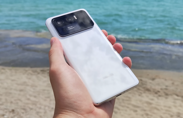    Задняя панель Mi 11 Ultra выполнена из керамики, но смартфон интересен не только этим