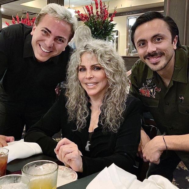 Вероника Кастро с сыновьями