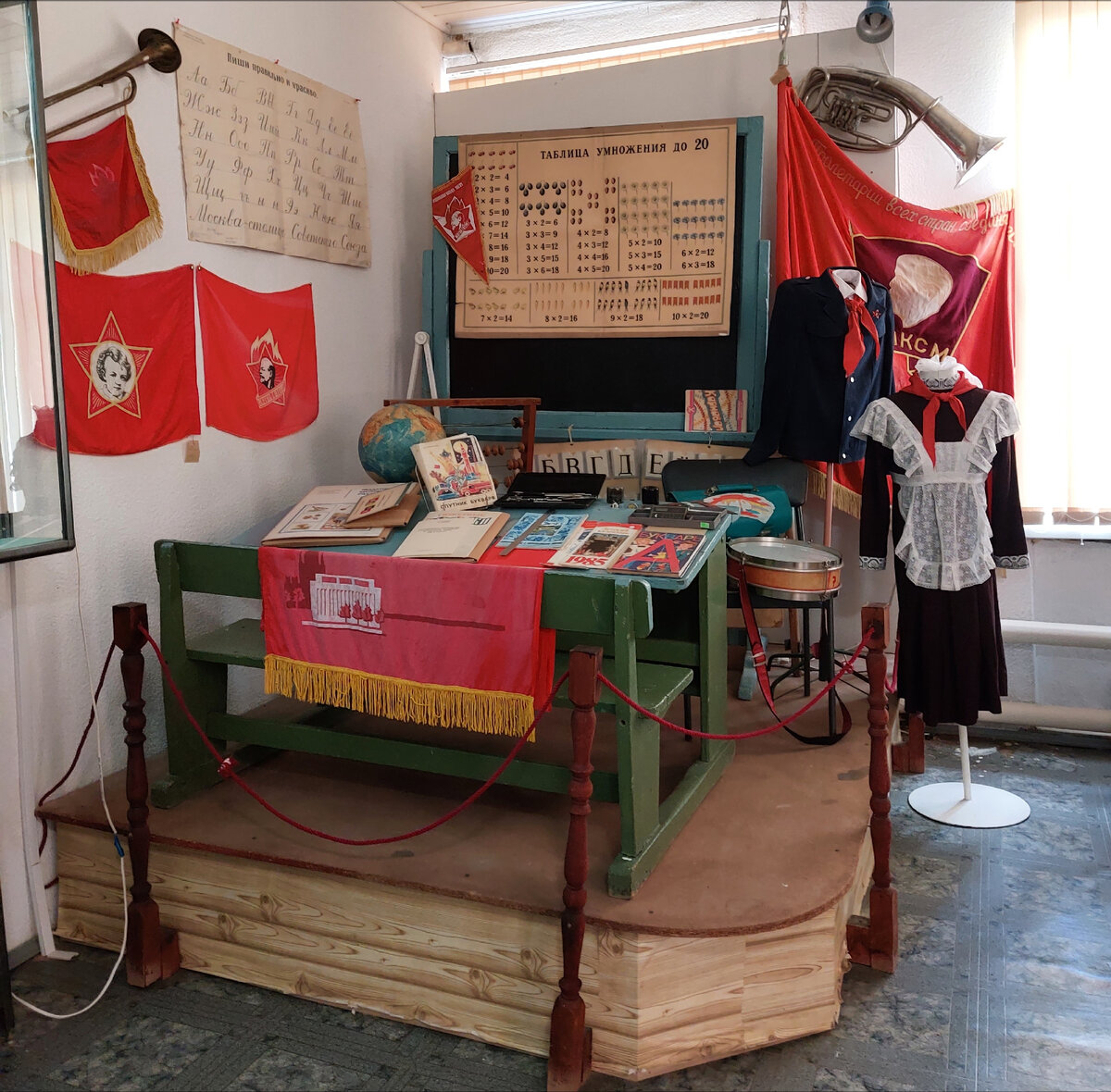 уголок советского школьника