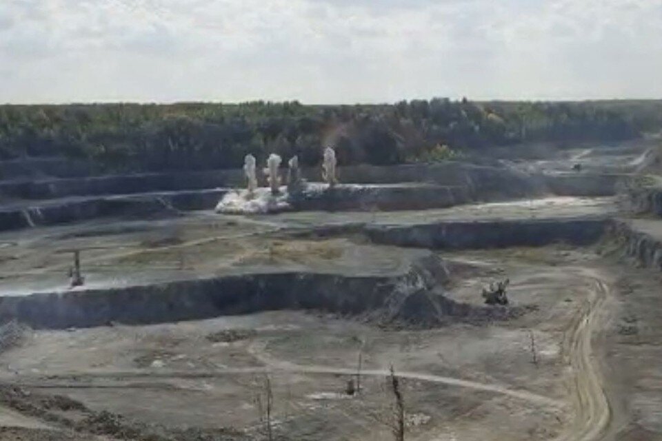     Взрыв проходил в карьере. Фото: скриншот из видео пресс-службы АО «Искитимцемент».
