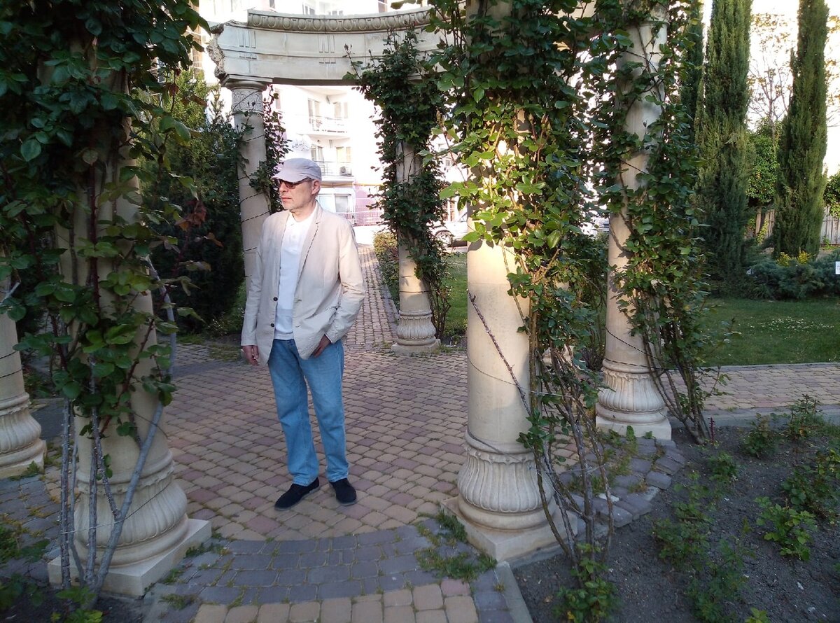 Михаил Лекс, автор рассказа, канала «Как стать счастливым?» и первого комментария.