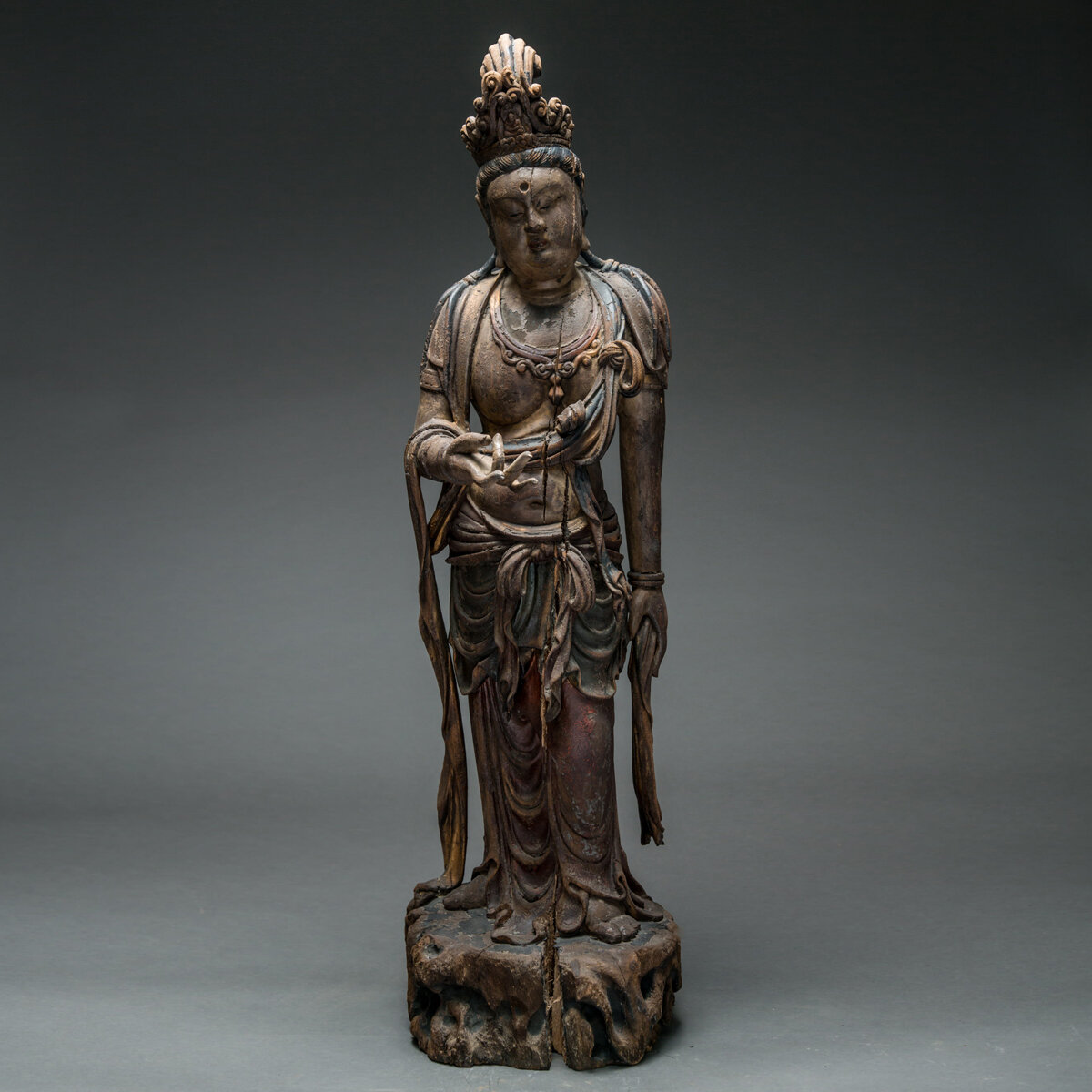 Гуаньинь. Китай, династия Мин (XIV-XVII вв.). Онлайн-каталог аукционного дома Barakat (Лондон). Эл. ресурс URL: https://store.barakatgallery.com/product/ming-dynasty-lacquered-wood-sculpture-of-guanyin/