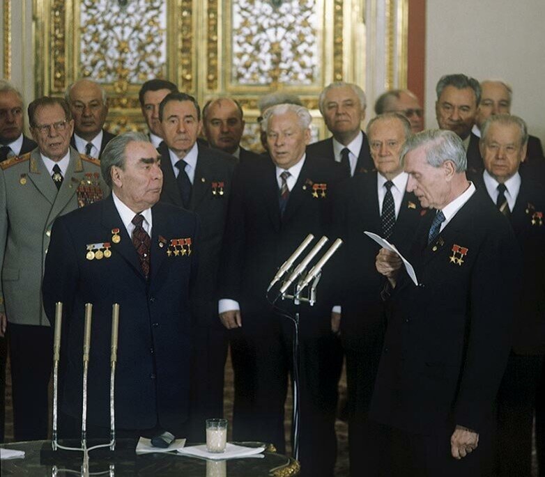 В 9181 году Брежнев стал пятижды Героем СССР, его мундиры не умещали награды