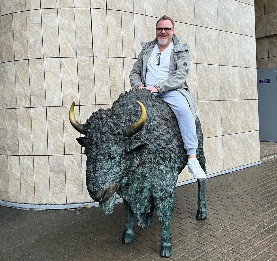     Этой осенью Владимир Пресняков побывал в Беларуси и первым делом оседлал в аэропорте зубра. Фото: соцсети