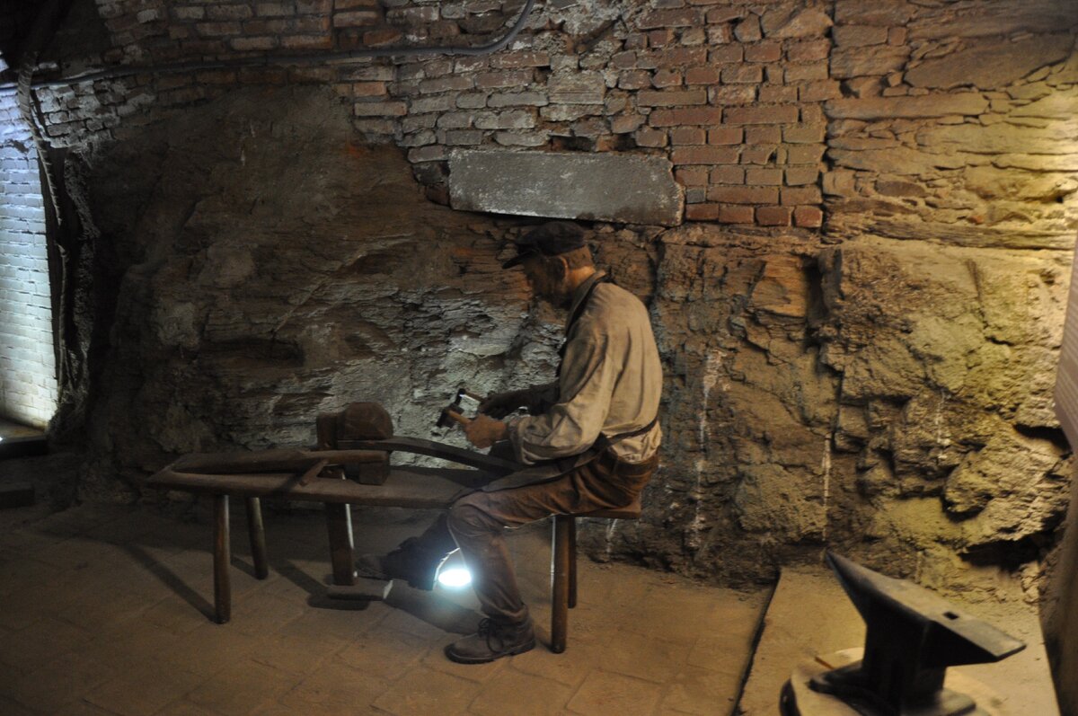 Экскурсия включала в себя четыре галереи где можно было разогнуться нормально, но в остальное время было пролезание узкими и низкими ходами... Потолок в самом низком месте был 150см. Мне - нормально, только голову чуть пригнуть.