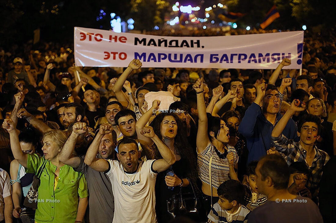 Транспарант для российских СМИ на протестных акциях в Ереване (пр-т Баграмяна) в 2015 году