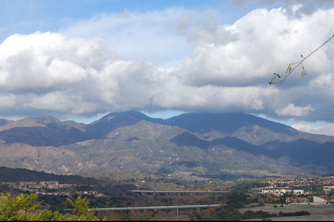 Друзья мои с надеждой поглядывают в сторону гор. Как только забелеет снег, можно будет покататься на лыжах.