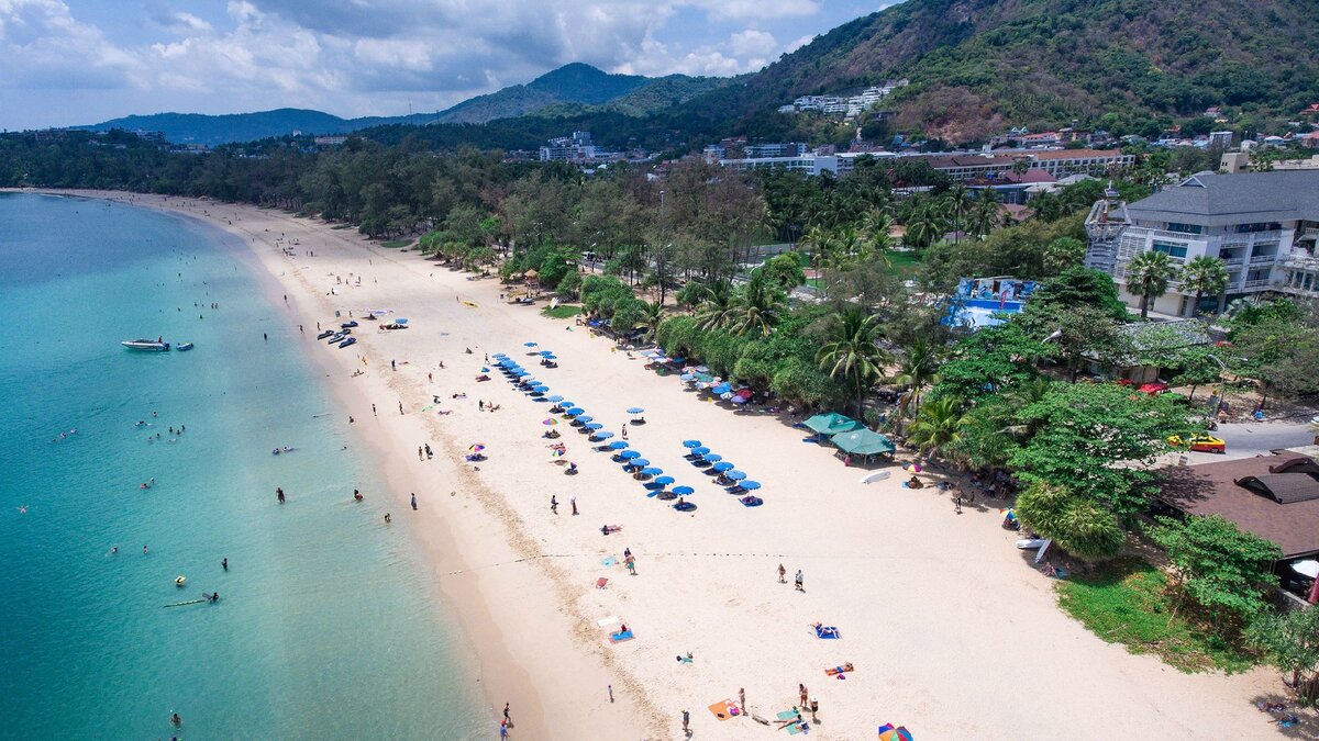 Пляж Ката на Пхукете. Фото взято с https://toursthailand.ru/tailand-phuket-plyazh-kata-bich-obzor-beregovoj-linii/