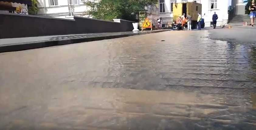 Прорыв трубы в центре Севастополя, сентябрь 2017 г.              Фото: Примечания