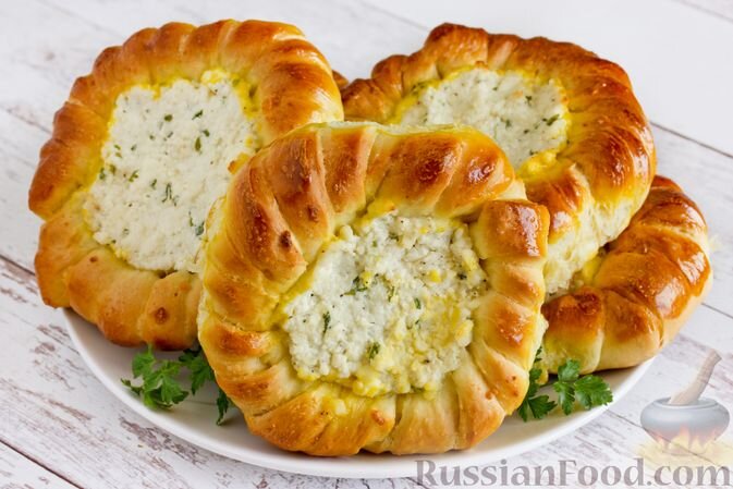 мука, дрожжи сухие, сахар, молоко, яйца, масло растительное, творог, брынза, зелень, соль