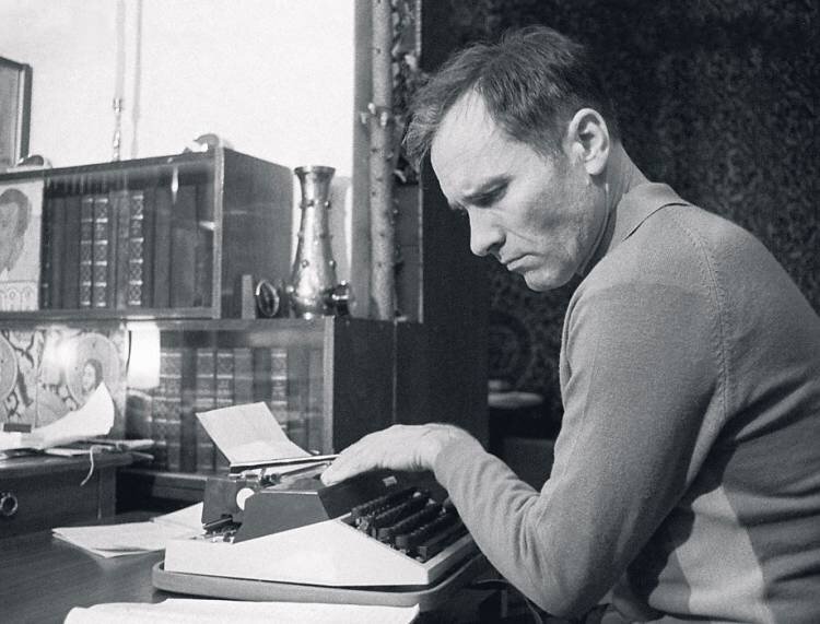 Писатель В.М.Шукшин за работой