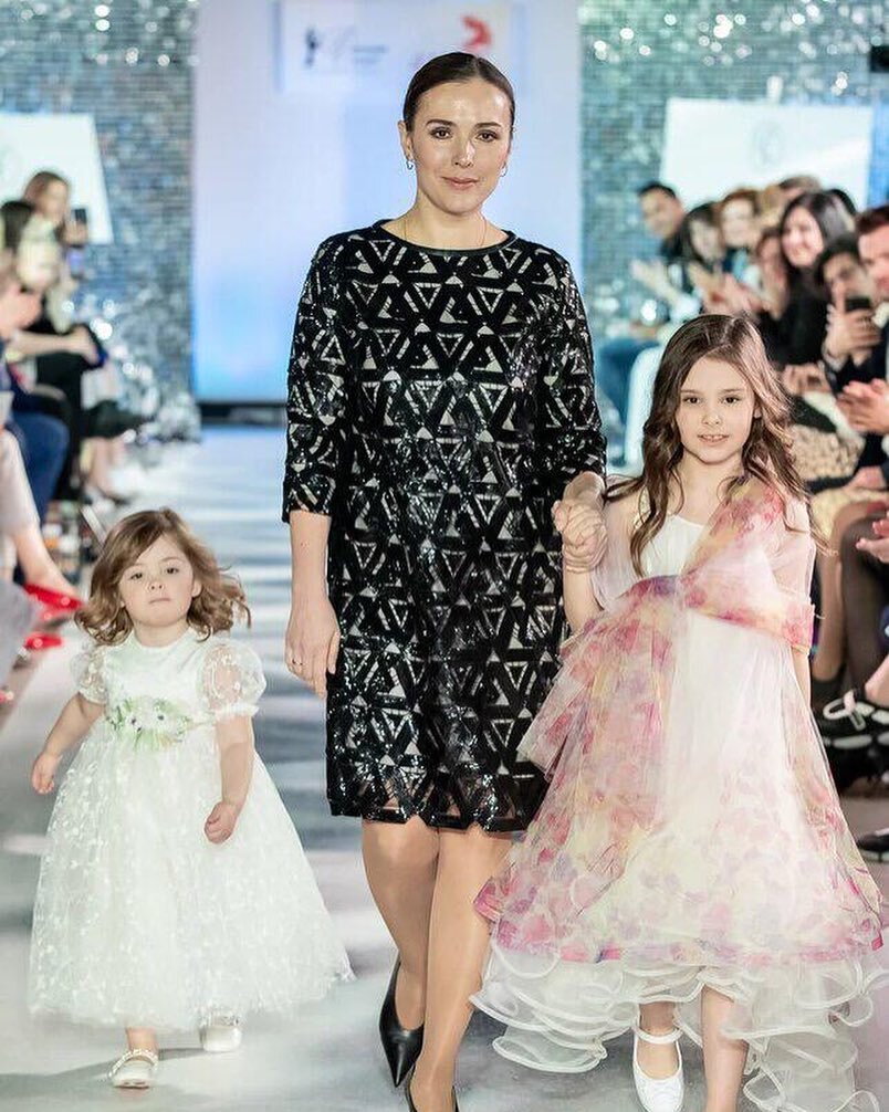 Елена Панова с дочками 2019