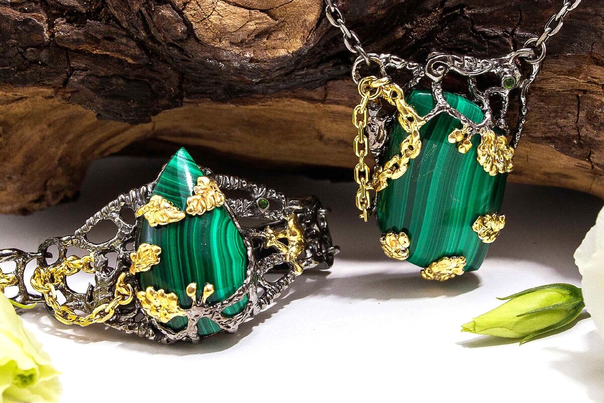 Зачастую два почти одинаковых изделия из малахита могут отличаться по стоимости в несколько раз. Иногда это говорит о том, что одно из них выполнено из африканского малахита, а другое – из уральского (но не в этом случае). Фотография из открытых источников