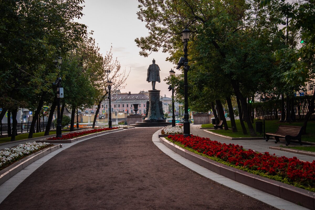 Памятник Шухову на Сретенском бульваре