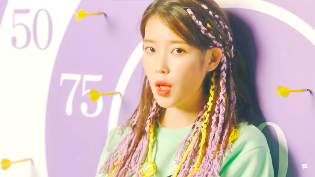 Кадр из клипа IU «BBIBBI»