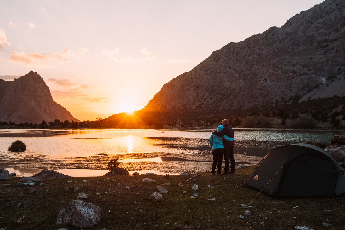 Валерий и Надежда любуются закатом