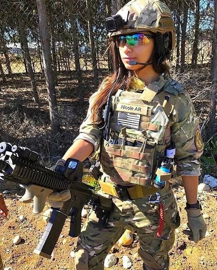 Правила игры в страйкбол и её виды Многие из поклонников оружейной тематики рано или поздно сталкиваются со страйкбольными репликами вооружения. После первой встречи с подобными экземплярами у людей всегда появляется много вопросов. Что такое страйкбол? Что представляет из себя страйкбольное оружие? Какие виды и правила игры существуют? Данная статья призвана ответить на все интересующие вопросы, которые задаёт себе пользователь при первой встрече с упоминаниями о подобной игре.



Что же такое страйкбол? (Airsoft)
Сам страйкбол - это военно-тактическая игра, в которой, по большей части, применяются реплики реальных образцов снаряжения и вооружения. Чаще всего данная игра проводиться среди команд, различаемых по типу камуфляжа и снаряжения.

Эта игра, в которой в отличии от Пейнбола не видны следы попаданий, по этому Страйкбол (Airsoft) - это игра на честность.

Основные виды игроков в Airsoft
Углубляясь в сленг самих страйкболистов можно выделить так называемых светлых и тёмных игроков.

К первым (т.е. Светлым) обычно относят всех игроков, которые по типу снаряжения и вооружения походят на Россию и страны СНГ.

А ко второму типу бойцов (т.е. к Темным) относят тех, которые используют обмундирование и вооружение бойцов НАТО.

Так и хочется добавить: "Всем выйти из сумрака, работает Ночной Дозор", ну да ладно, продолжим.



Какие документы необходимо иметь для игры в Страйкбол?
В нашей стане не нужно получать какие то специальные документы для Страйкбола, по этому в него может играть любой желающий, однако все более менее крупные клубы вводят одно основное ограние, это возраст 18+.

Перед тем как углубиться в основную суть и правила игр стоит упомянуть о том, как страйкбол характеризуется на официальном уровне в России. Согласно законодательным правилам, в страйкбольных играх может участвовать любой игрок старше 18 лет.

Какие документы нужны для покупки страйкбольного оружия?
По установленному в нашей стране законодательству, всё страйкбольное оружие или привода, как их чаще называют, не относиться к оружию и не требует разрешения для покупки. Так как все привода имеют дульную мощность не более 3 Дж., законодательно они являются мягкой пневматикой и скорее относятся к реалистичным игрушкам, чем к оружию.

Из-за того, что многие образцы вооружения внешне сильно схожи со своими боевыми прототипами, открытое ношение приводов не приветствуется страйкбольным сообществом и органами правопорядка. Поэтому, приобретая образец страйкбольного оружия, стоит сразу озаботиться о чехле для его транспортировки. Принадлежность любого страйкбольного вооружения к мягкой пневматике можно подтвердить при помощи сертификатов, которые чаще всего имеются в свободном доступе.


Что необходимо для перевозки страйкбольного оружия?
Кроме чехла, необходимость в котором мы описали чуть выше, вам конечно же понадобится документ, который подтверждает что ваше страйкбольное оружие (привод) - оружием не является. Таким документом является сертификат.

Где взять такой сертификат? Хоть оригинал вам никто и никогда не даст, т.к. он стоит больших денег, но спешим Вас обрадовать, для перевозки он и не нужен. Достаточно будет иметь копию сертификата. Для перевозки подойдет и копия без печати, но все же советуем, при покупке привода в магазине, попросить у продавца сделать Вам заверенную печатью магазина копию сертификата на автомат (пистолет или любое другое страйкбольное оружие).


Что делать, если вас остановили сотрудники полиции со страйкбольным оружием?
Не переживать, так как Вы ничего не нарушили, а страйкбольный привод с точки зрения законодательства - это изделие, конструктивно схожее с оружием.
Спокойно предупредите представителя правопорядка, что у Вас в чехле находится Спортинвентарь, а именно страйкбольный привод, внешне похожий на оружие, но по сути являющийся только его копией.
Предъявите сотруднику полиции копию сертификата. (Советуем несколько копий сертификата и товарный чек о приобретении привода хранить дома, а с собой возить только одну копию.)
В большинстве случаев Вас на этом отпустят, а точнее примерно в 90 - 95 % случаев. Но если в области Вашего движение находится митинг или футбольный матч, есть вероятность что все же Вас заберут в отделение полиции.

Даже если вы уже находитесь в отделении полиции - переживать не стоит, так как повторюсь, Вы ничего не нарушили.

После детального изучения вашей реалистичной игрушки и документов большинство порядочных сотрудников полиции Вас спокойно отпустят, не продержав в отделении и 20 минут.

Однако бывают случаи, когда отдельные из сотрудников хотят подзаработать, так скажем. В таком случае они или будут намекать на материальную помощь либо грозиться отправить Ваш привод на экспертизу. В этом случае смело заявляйте: "Забирайте на экспертизу, только оформьте изъятие согласно законодательства". Как правило, подавляющее большинство этих служителей закона отпустят Вас в течении 5 минут после этой фразы, ничего не изъяв, все потому что для оформления официального изъятие нужно будет заполнить 4 бланка и позвать 2-х понятых.

Конечно же после проведения экспертизы будет доказано, что вы ехали с игрушкой, а не с оружием и привод вернут. А сотруднику выпишут штраф, т.к. экспертизу оплачивает заинтересованная сторона. Заинтересованной стороной в этом случае являлась МВД и сотрудник Вас остановивший в частности. Стоимость экспертизы варьируется от 10 000 до 15 000 руб, что конечно является приличными деньгами, с которыми ни один из сотрудников расставаться не хочет.

К сожалению находятся мало знающие сотрудники, которые сначала отдают привод на экспертизу. А потом, когда этим сотрудникам объявляют, что они должны оплатить эту экспертизу, стараются такую экспертизу повесить потом на владельца страйкбольного оружия. Конечно же это не является правдой, а чистого вида сказками, так что даже не думайте за нее платить. И конечно не забывайте, оплачивает экспертизу всегда заинтересованное лицо и только оно.


Что нужно купить начинающему игроку в Страйкбол?
Привод
Чехол для привода
Расходные материалы
Защита
Теперь по подробнее остановимся на 3-м и 4-м пункте.

Самое первое, что необходимо приобрести начинающему страйкболисту кроме привода и чехла это расходные материалы и защиту для глаз. Защитные очки или маска являются необходимой частью для игры, так как глаза являются единственной частью организма, которая может быть повреждена в процессе.

К расходным материалам, необходимым для игры, относятся пластиковые шарики, калибра 6 мм, аккумулятор с зарядкой или газ в зависимости от типа питания приобретённого страйкбольного оружия. По умолчанию и негласным правилам страйкбола игроку так же понадобится небольшой кусок красной тряпки, так как именно красным цветом маркируют себя бойцы, которые получили игровое ранение или были убиты так же внутри игры.



Где и когда можно поиграть в Страйкбол?
После того как начинающий игрок приобрёл свой первый комплект для игры перед ним встаёт вполне логичный вопрос о том, где он сможет опробовать своё новое снаряжение. Большинство страйкбольных игр проводится по воскресеньям каждой недели.

Для того чтобы попасть на подобную игру можно либо найти список и места проводимых игр в группах социальных сетей или записаться на игру на официальной площадке, которая имеется практически в каждом большом городе. Стоит учитывать, что большинство страйкбольных мероприятий организовывают сами сообщества игроков. По негласному правилу они проводятся за чертой города, чтобы исключить взаимодействие со случайными прохожими без защитного снаряжения.

Для новичка-одиночки оптимальным выбором может стать крытая площадка в черте города. Подобные места всегда нетрудно найти в интернете. Зачастую на подобные игры допускается любой желающий страйкболист.



Сами страйкбольные игры можно разделить на несколько основных типов, которые мы опишем ниже. Правила проведения мероприятий регулируются их организаторами в зависимости от вида игры, но существуют определённые правила, которые остаются едиными для всех или большинства игр.

Наиболее популярные вопросы в Air-Soft:
В первую очередь, стоит ответить на самый часто задаваемый вопрос новичка: это не больно? Нет, большинство попаданий из страйкбольного оружия слабо ощущаются игроком особенно при наличии полного комплекта защитного снаряжения. Страйкбол - это игра на честность. Говоря проще, если в вас попали, то необходимо отреагировать согласно правилам. Стандартными правилами предусмотрено одно попадание в любую часть тела и снаряжения (исключая оружие) для того, чтобы игрок считался побеждённым.

Основные правила игры (Страйкбол):
К другим правилам общего типа относятся условия использования оружия в помещении. Из-за увеличения травмоопасности в закрытом пространстве, скорость выстрела оружия игрока, которое он использует в зданиях, не должна превышать 120 м/с. Данная скорость стандартна для большинства приводов, в которое не вносились изменения для их усиления. Для этой же цели многие игроки использует пистолеты, дульная мощность которых, чаще всего ниже полноразмерных образцов вооружения.

Ещё одним обязательным правилом является запрет на стрельбу вслепую. При ведении огня из-за укрытия стрелок не может стрелять, высовывая только руки с оружием, так как в этот момент не контролирует траекторию полёта шара и делает невозможным поражение себя. Говоря проще, стреляя из-за укрытия, стрелок всегда должен высовываться из него вместе с оружием. Данное правило предусмотрено условиями честности ведения игры. К этому же параграфу можно отнести и размер минимальной амбразуры для стрельбы, который не должен быть меньше бумажного листа формата A4.

После ознакомления с общим сводом правил стоит перейти к основным видам игр. Первично их можно разделить на небольшие воскресные, которые проводятся еженедельно и более масштабные большие, которые могут длиться от одного дня до нескольких суток. Для воскресных игр всегда актуальны приведённые выше правила об особенностях остальных игра мы расскажем далее.



Какие типы страйкбола бывают?
Всего можно выделить 3 основных типа масштабных игр.

1-й Тип: К нему можно отнести любые большие манёвры, которые подразумевают отдельный оборудованный полигон, наличие небольшой сюжетной линии и игровых взносов для устройства локации полигона. На большинстве данных мероприятий практикуется регистрация только отдельных команд, которые делятся на 2 или больше противоборствующие стороны.

Чаще всего наличие команды, отличаемой едиными признаками снаряжения, и уплата взносов являются единственными обязательными требованиями для участия в подобных мероприятиях. Зачастую в таких играх принимает участие от 100 и более человек. На некоторых из них можно встретить военную технику.

2-й Тип: Он является основным типом ролевого страйкбола, который, например, может быть построен на вселенной книг и компьютерных игр S.T.A.L.K.E.R. Данные игры так же имеют игровые взносы и всегда подразумевают не просто наличие минимального комплекта снаряжения, а полное соответствие образу персонажей по тематике. Для проверки образа участники игр всегда проходят процедуру фото-допуска. Система поражения игроков на подобных играх чаще всего отличается от стандартной и регулируется отдельными правилами.

3-й Тип: Это последний вид игр, которые можно отнести к основным форматам, являются мероприятия Milsim (Милсим) формата. Дословно название данных игр переводиться как Military Simulation (военная симуляция) и их название говорит само за себя. Игры подобного типа являются очень узким направлением и требуют не просто условного копирования, а полного соответствия вооружения и снаряжения согласно реальным боевым подразделениям.

Периодически условия таких игр допускают только оригинальное армейское снаряжение. Поражение игроков на таких играх имеет точную систему ранений в зависимости от места попадания. Так же предусмотрено и аутентичное оказание первой помощи и регулировка количества боезапаса, переносимого игроками. Целью таких мероприятий является максимально возможное приближение к условиям реальных боевых действий.