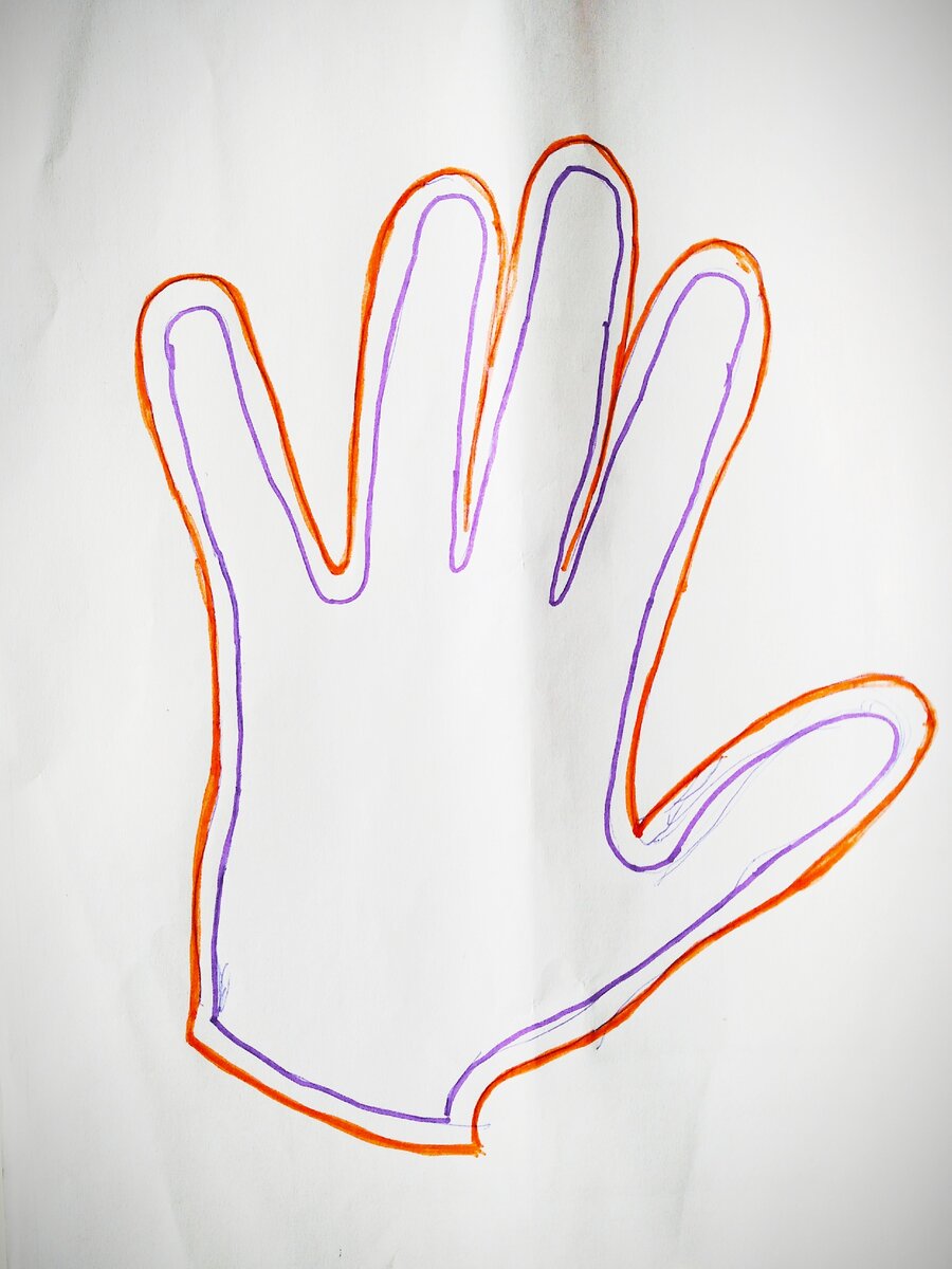 Фиолетовая линия - это рука, обведённая по контуру. Красная линия - припуск на швы. По ней и нужно вырезать ткань.