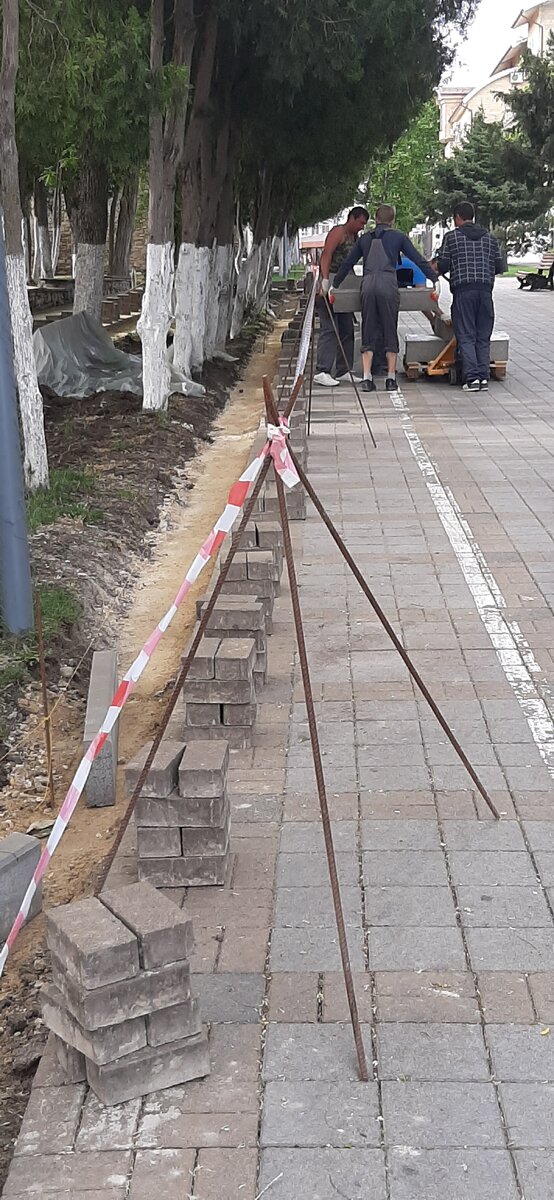 С утреца решили бордюрами переложиться. Самое насущное дело для Анапчан .....