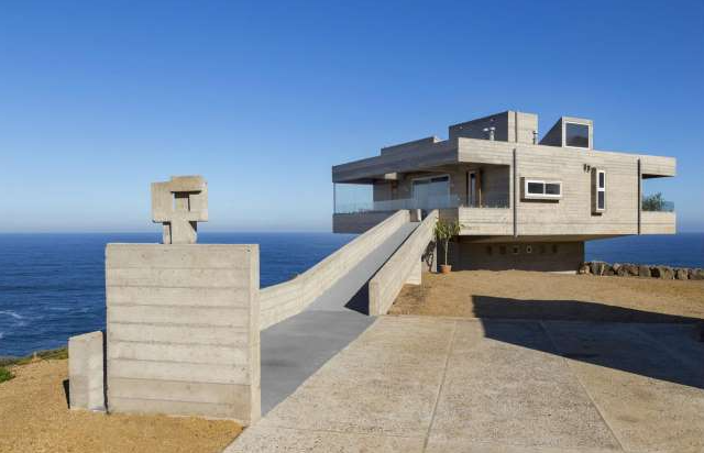 Этот дом построен прямо на вершине скалы