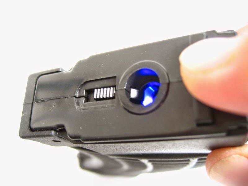 
Представляет собой магазин механического или бункерного типа, внутри которого находятся светодиоды, резистор, выключатель и батарейка. Включили - светодиоды заряжают шары. Выключили - не заряжают.

Обычно светодиоды стоят в горловине, чтобы светить на те шары, которым скоро предстоит покинуть привод. Также частенько ставится дополнительный "включатель", которы включает подсветку только тогда, когда магазин устанавливается в привод.
