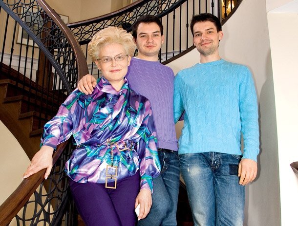 фото с versiya.info, Елена с сыновьями.