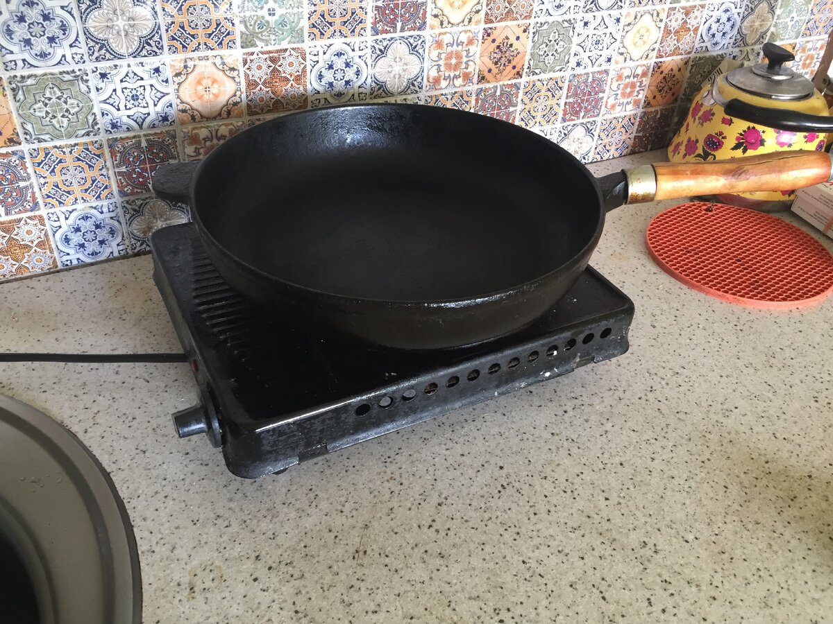 Моя любимая чугунная сковорода и никаких гантелей не надо.