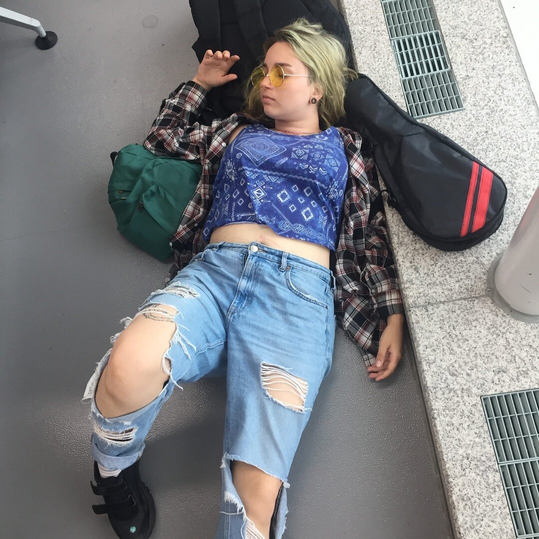 Со временем ночевки или просто сон в аэропорту становится стабильной нормой