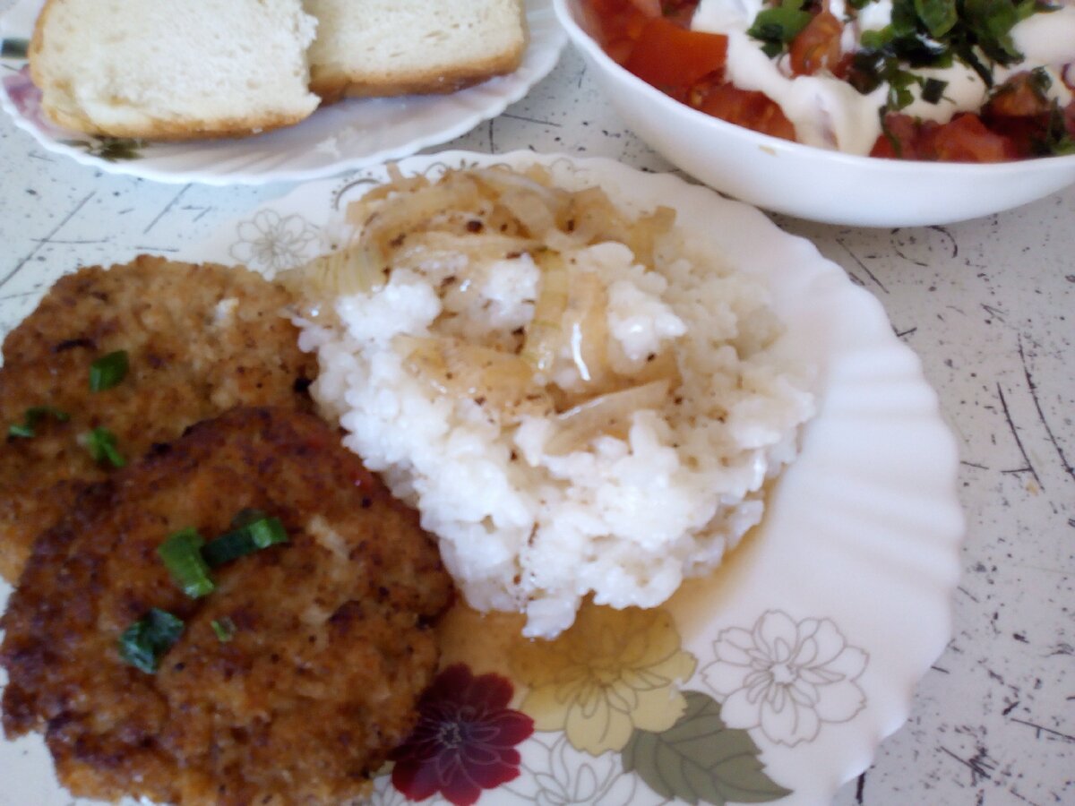 рисовая каша с куриными котлетами на обед