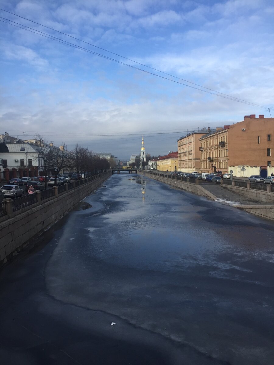 Никольский Морской Собор .Шикарный Хоам в стиле барокко,времён Екатерины II (построен 1753)Был полковым храмом гвардейских моряков.Вид через Крюков Канал.