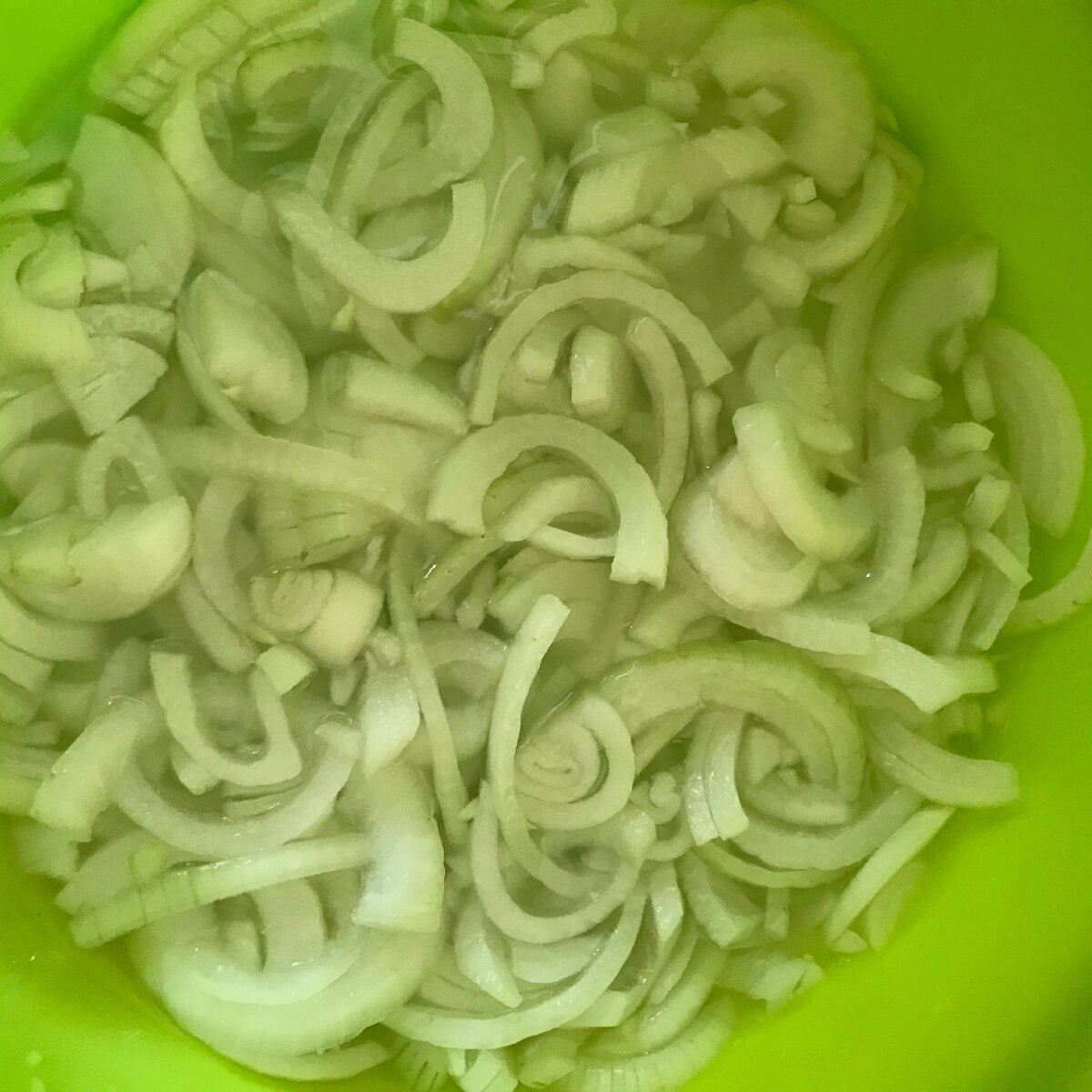 Этот лук многие едят как салат, потому что ооочень вкусно 😋 