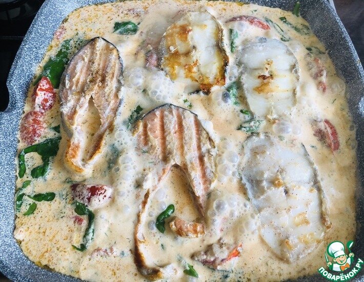 Рыба в ароматном сливочно-чесночном соусе с томатами и шпинатом — блюдо, которое должно побывать на вашем столе. Но самое приятное что готовится оно очень быстро.