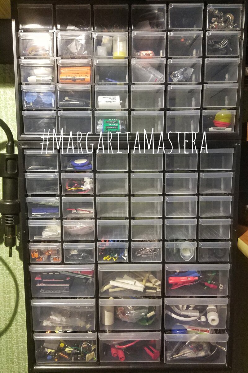 закрепленные на стену