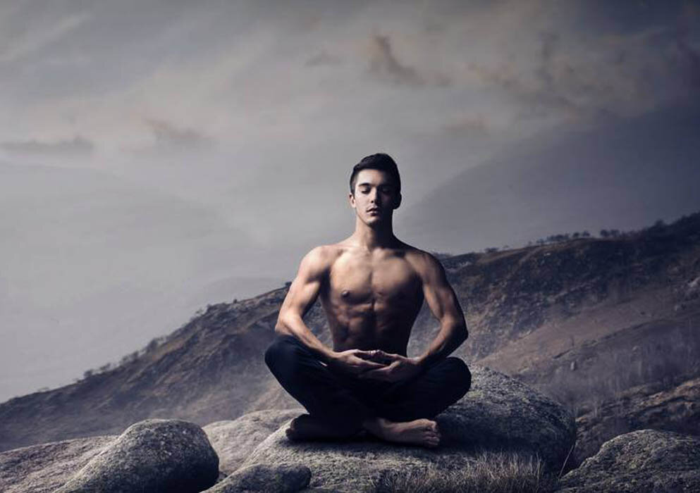 Желание стать сильнее. Парень медитирует. Медитация мужчина. Мужская энергия. Мужчина совершенство.