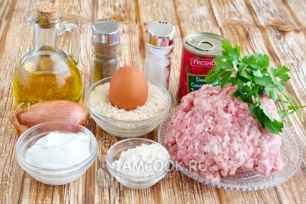 Ингредиенты для приготовления мясных тефтелей с рисом с соусом