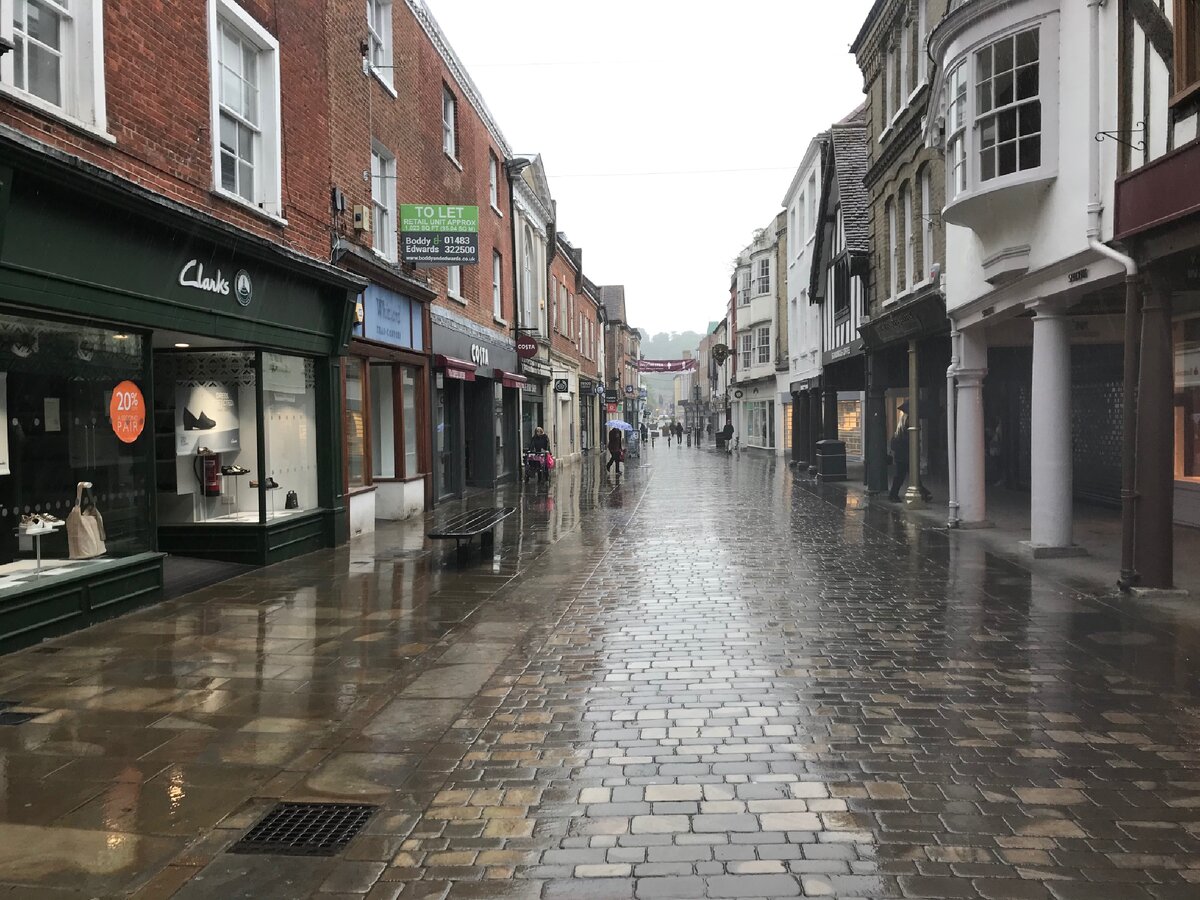 Центральная улица города Винчестер. В такую погоду хороший хозяин собаку из дома не выпустит.