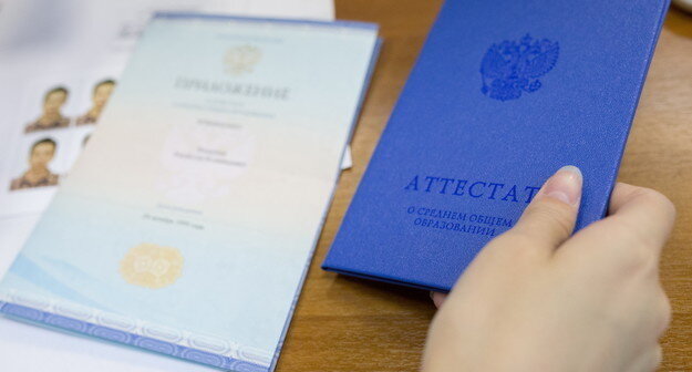 https://vogazeta.ru/articles/2020/6/11/CHto_proiskhodit/13442-byurokratiya_ne_pospevaet_za_zhiznyu_vernite_svoi_attestaty_