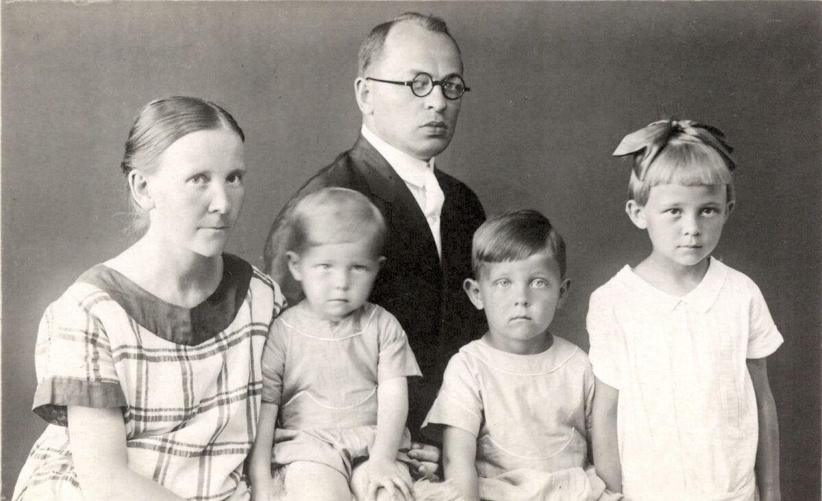 Николай и Марта с детьми: Даниил, Ярл, Мэри