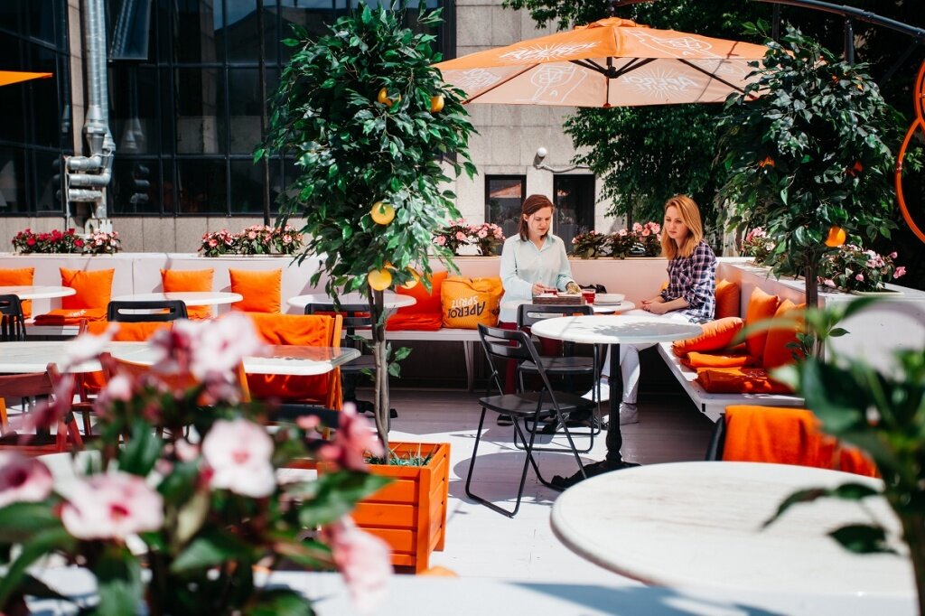 Социальная дистанция - одно из главных условий работы кафе и ресторанов. Фото: Владимир Ольгин
