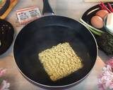 Для начала отправляем вариться лапшу. варить ее нужно 5 минут, но для начала мы отправляем вариться на 3 минуты и подготавливаем ингредиенты.