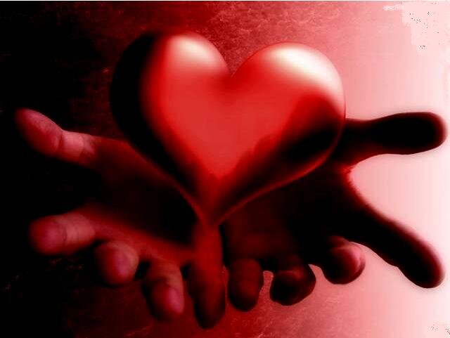 Эксперты рассказали, почему женщины изменяют и как этого не допустить. 
Поведение родителей и подруг женщины, а также ее реакция на фильмы, в которых жена неверна мужу, могут выдать предрасположенность к поиску отношений на стороне, считают психологи и сексологи.

МОСКВА, 7 мар — РИА Новости. Поведение родителей и подруг женщины, а также ее реакция на фильмы, в которых жена неверна мужу, могут выдать предрасположенность к поиску отношений на стороне, считают психологи и сексологи. Накануне Международного женского дня эксперты рассказали РИА Новости, как не допустить измены любимой женщины и можно ли восстановить отношения, если она все-таки встала на "кривую дорожку".

Жажда перемен

По мнению семейного психолога, кандидата психологических наук Ирины Обуховой, слово "измена" уже подразумевает желание что-то поменять в жизни, если человека что-то не устраивает.

"Он хочет поменять что-то в жизни, но боится сделать это. Поэтому пытается выйти на контакт на уровне флирта в социальных сетях, взглядов на работе и так далее", — сказала она.

По словам врача-сексолога, психотерапевта, президента профессионального объединения врачей-сексологов Евгения Кульгавчука, каждый человек по-своему понимает, что такое измена.

"Действительно, для какого-то мужчины переписка жены с одноклассником будет изменой. Сама женщина тоже может так считать, а другая — вообще не думать, что изменяет таким образом", — отметил врач.

Он напомнил, что некоторые женщины любят повторять присказку "муж объелся груш".