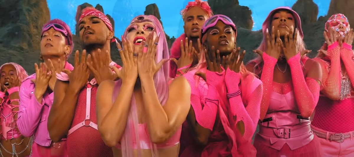 Кадр из клипа на сингл "Stupid Love"