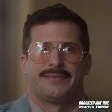 Это Энди Сэмберг, вернее, в сериале, Джейк Пералта притворяется извращенцем